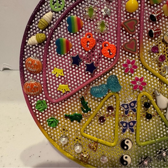 Girl’s Peace Sign Earrings holder / stand w/ over 35 pairs of earrings - Picture 7 of 9